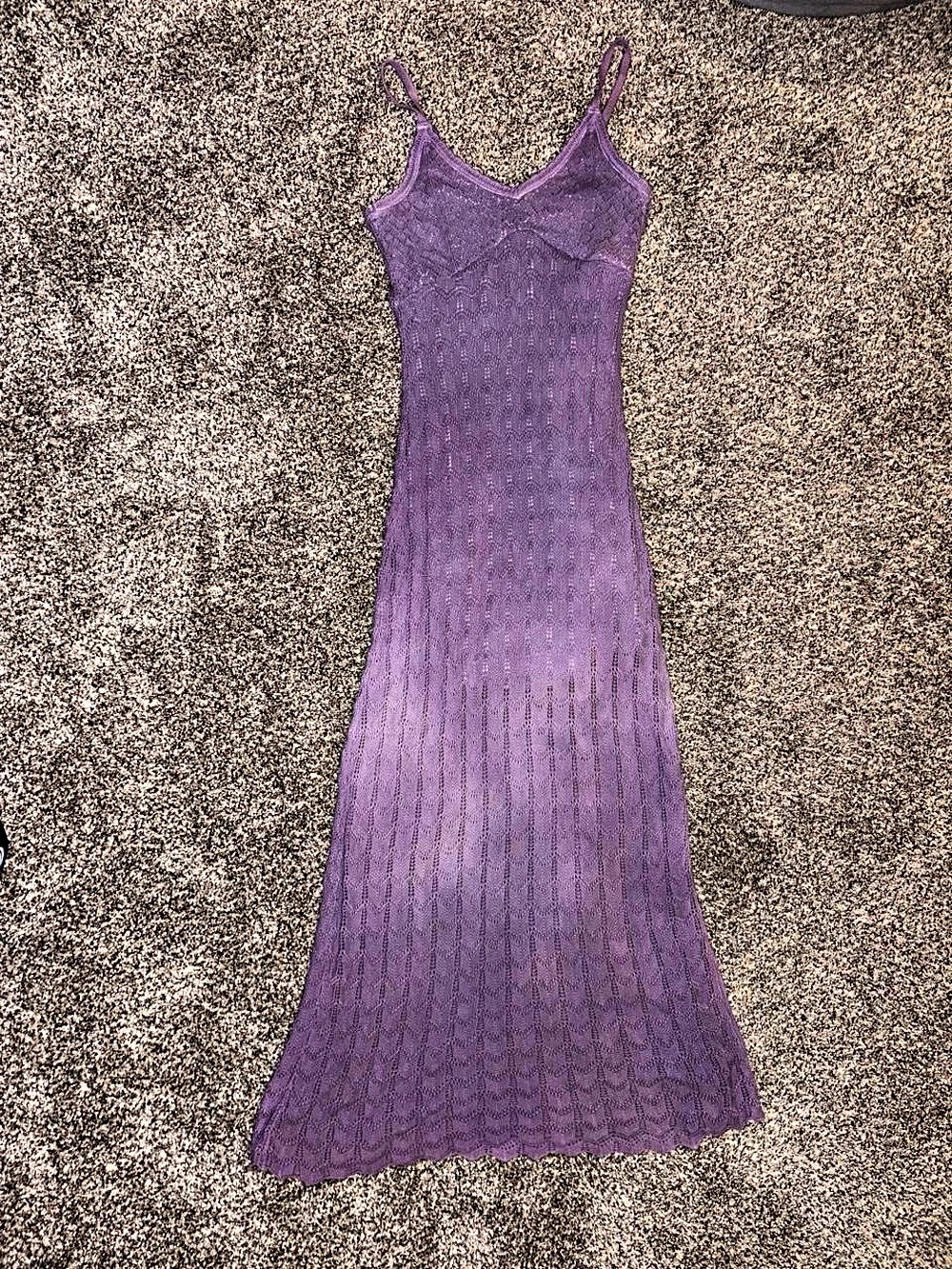 Slight fading in the color throughout the middle